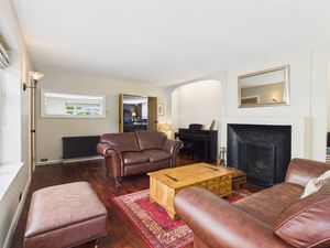Sitting Room - click for photo gallery